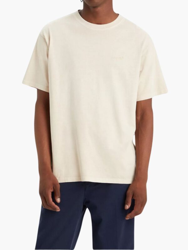 ליוויס חולצה בצבע שמנת לוגו קלאסי בצד