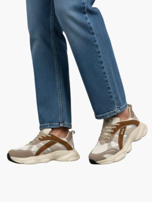 סניקרס בגווני בז’ וחום של באלר בעיצוב ספורטיבי