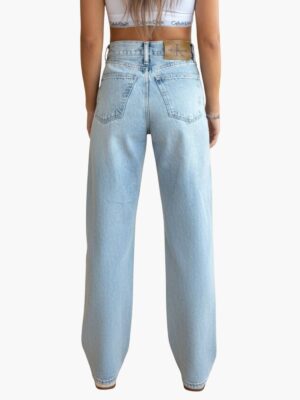 ג׳ינס נשים Calvin Klein בגזרה רחבה ושטיפה בהירה
