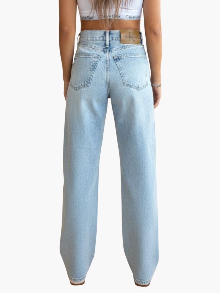 ג׳ינס נשים Calvin Klein בגזרה רחבה ושטיפה בהירה