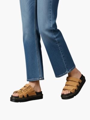 ד"ר מרטינס סנדלי זמש נשים בצבע קאמל עם סוליה שחורה