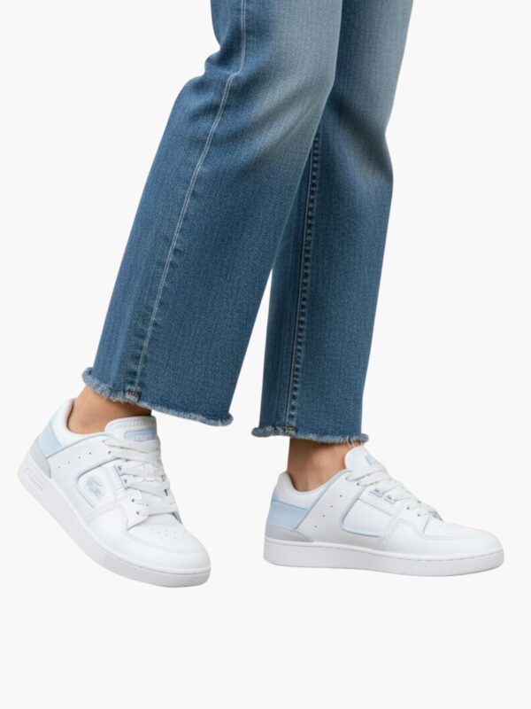 לקוסט סניקרס לבן תכלת עם לוגו תנין רקום