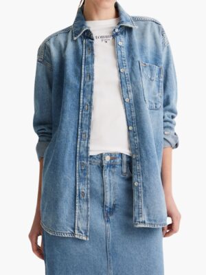 חולצת ג'קט ג'ינס של טומי לנשים בגזרת אוברסייז עם כיס קדמי