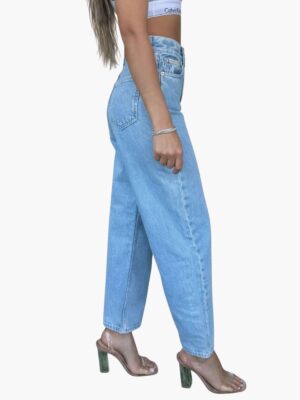 ג’ינס כחול בהיר של קלווין קליין לנשים בגזרה ישרה ורחבה