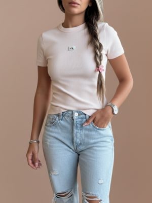 קלווין קליין טי שירט ריב בז׳ לנשים עם לוגו רקום