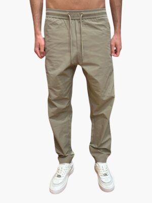 מכנס בז' של באלר בגזרת ג’וגר