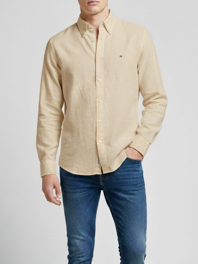 טומי הילפיגר חולצת כפתורים צבע בז'