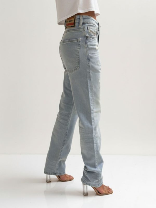 ג’ינס כחול בהיר של דיזל דגם די-ארק CLBF בגזרה ישרה