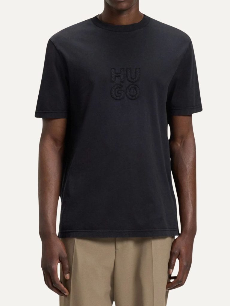הוגו טי שירט שחורה עם לוגו רקום טון על טון