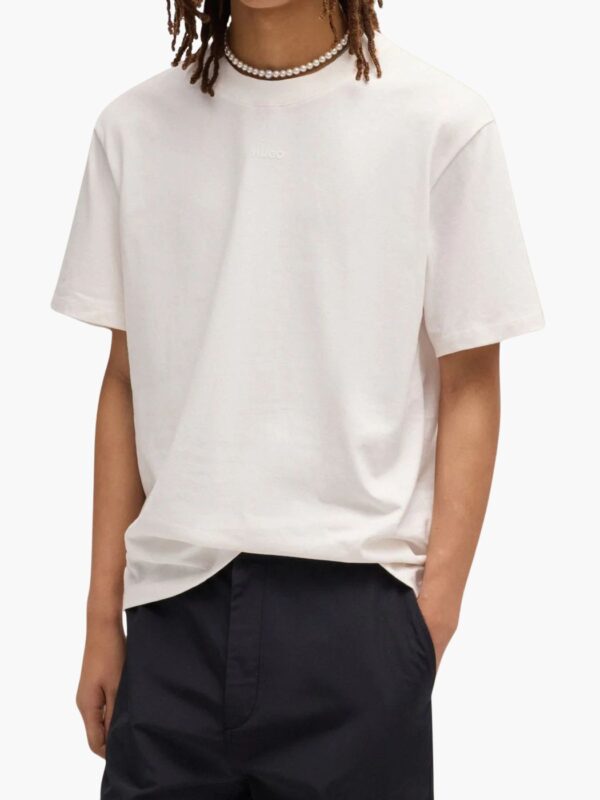 הוגו טי שירט לבנה עם לוגו קטן טון על טון