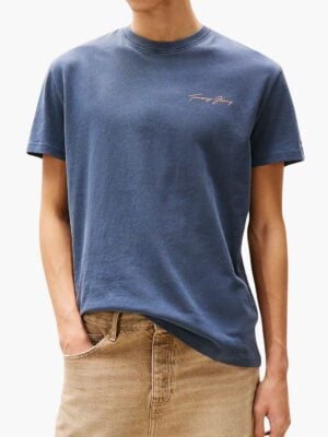 טומי הילפיגר טי שירט כחולה עם הדפס נוף בגב ולוגו בחזה