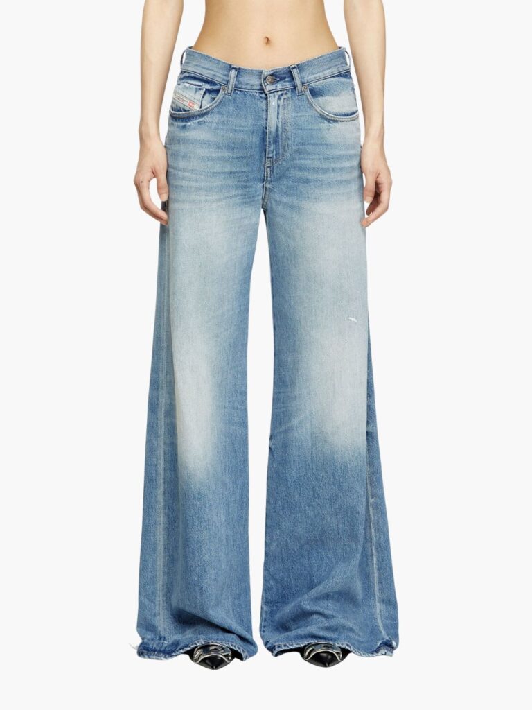 ג’ינס כחול בהיר של דיזל דגם די-אקימי 09M07 בגזרה מתרחבת