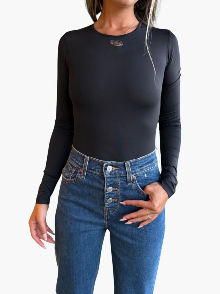 דיזל בגד גוף שחור צמוד עם פתח ולוגו מתכתי בחזה