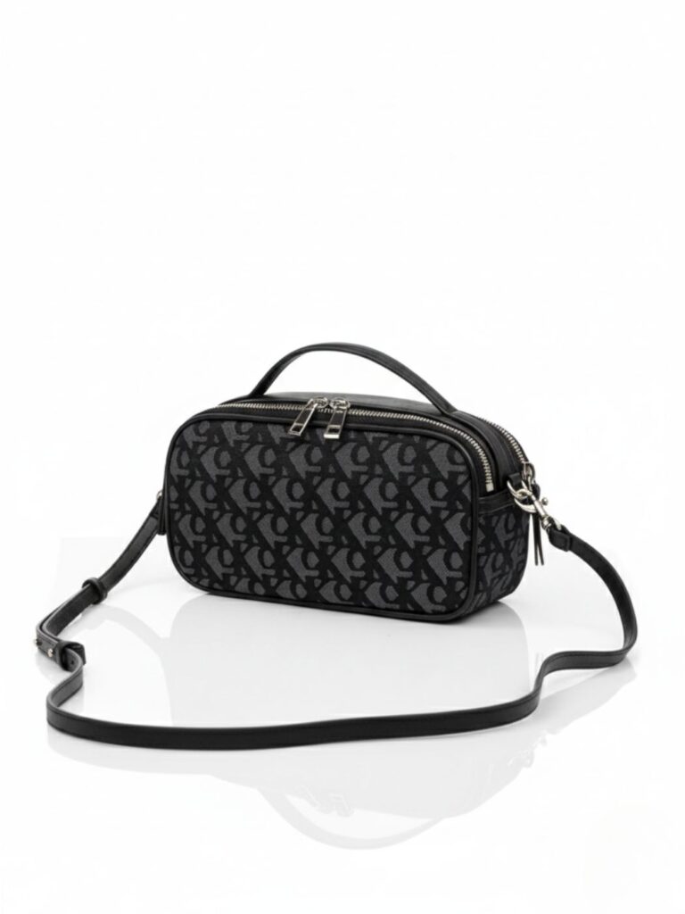 קלווין קליין תיק צד לנשים בצבע שחור מונוגרם