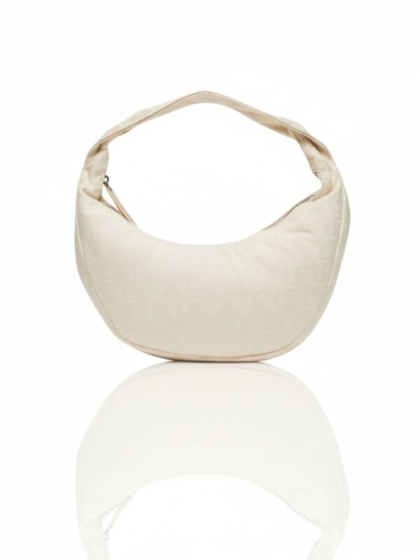 קלווין קליין תיק כתף שמנת מונוגרם עדינה