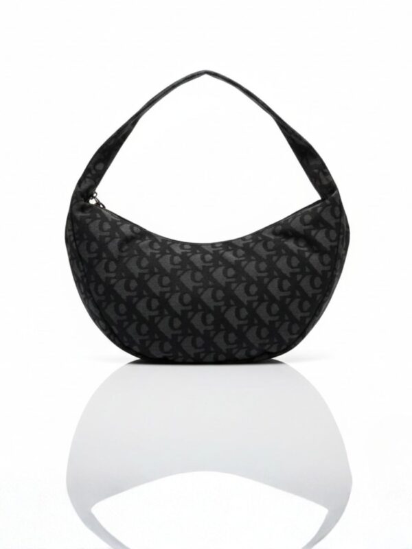 קלווין קליין תיק כתף שחור מונוגרם עדינה