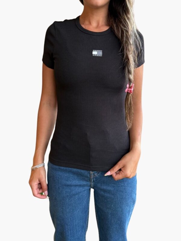 טומי ג'ינס טי שירט ריב שחורה צמודה עם לוגו