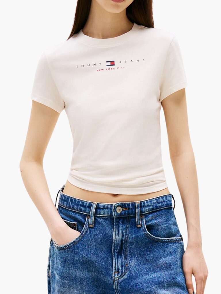 טומי ג'ינס טי שירט לבנה לנשים בגזרה קצרה עם לוגו מודפס בחזית
