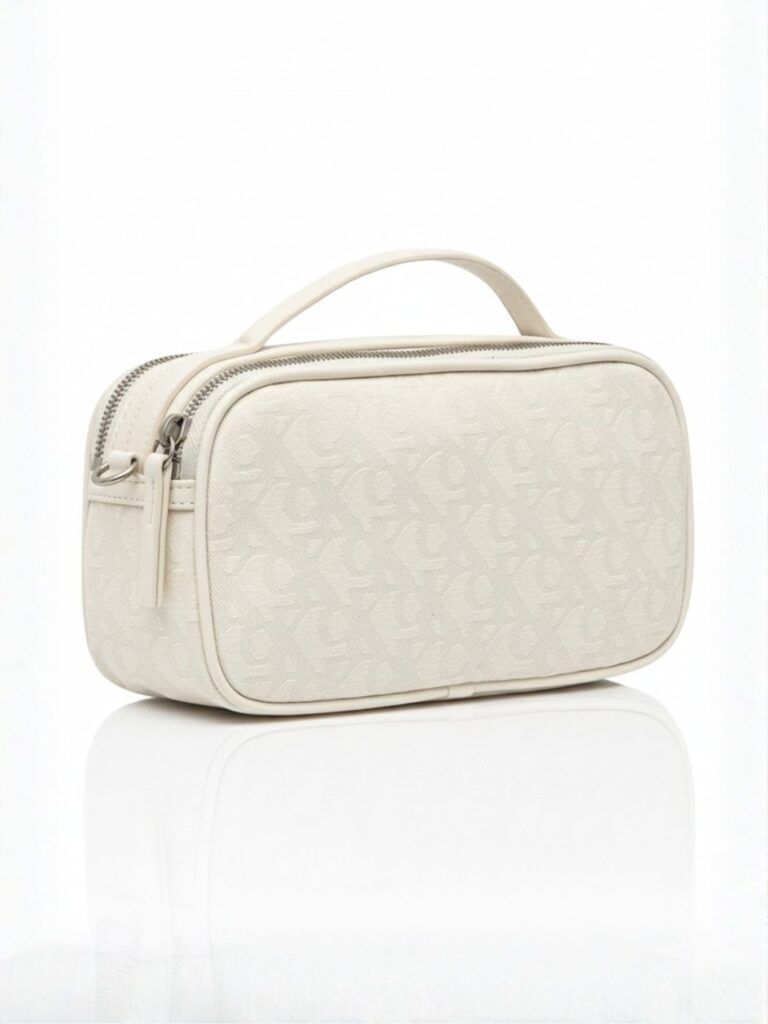 קלווין קליין תיק צד לנשים בצבע שמנת מונוגרם