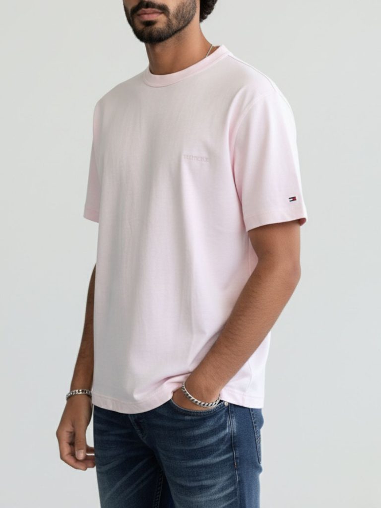 טומי הילפיגר טי שירט לגברים בצבע ורוד עם לוגו