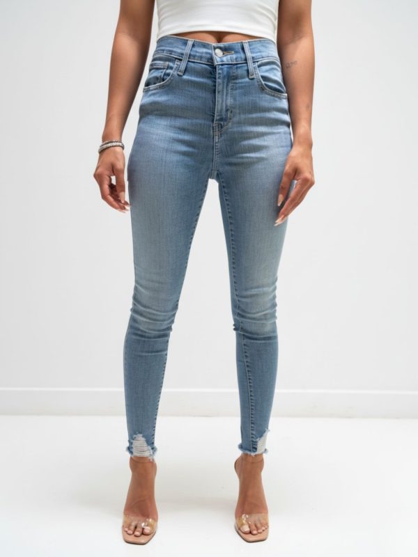 ליוויס ג׳ינס סקיני בגזרה צמודה עם קרעים עדינים בקרסול