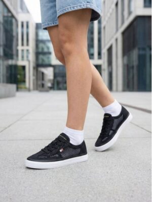 טומי הילפיגר נעלי נשים מרשת - שחור