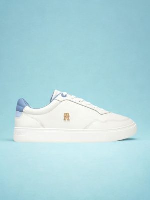 סניקרס לבנות Tommy Hilfiger לנשים עם לוגו זהוב וגב תכלת