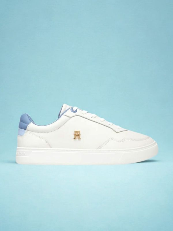 סניקרס לבנות Tommy Hilfiger לנשים עם לוגו זהוב וגב תכלת