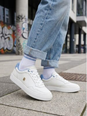 סניקרס וכפכפים של מותגים קולקציה חדשה לנשים