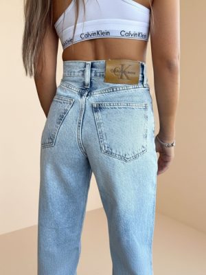 ג׳ינס Calvin Klein בגזרה רחבה ושטיפה בהירה