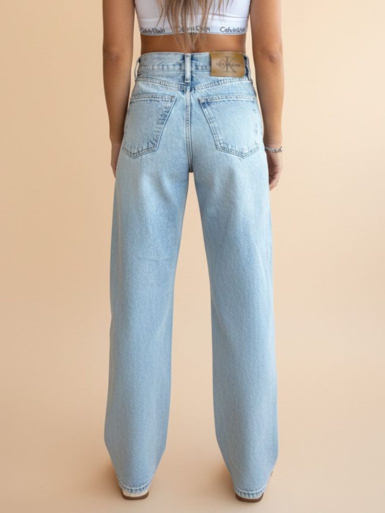 ג׳ינס נשים Calvin Klein בגזרה רחבה ושטיפה בהירה