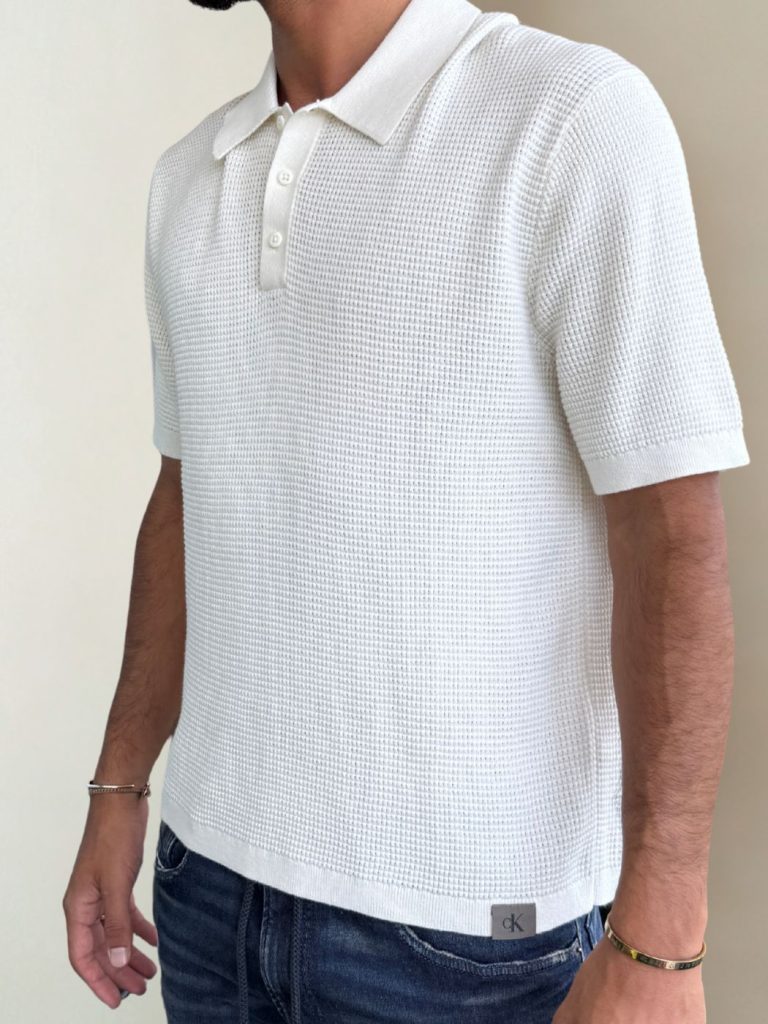 קלווין קליין חולצת פולו לבנה טקסטורה סרוגה ולוגו ck