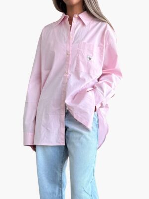 קלווין קליין חולצה מכופתרת ורודה בעיצוב נקי וקלאסי