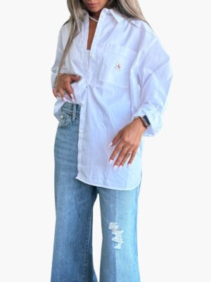 קלווין קליין חולצה מכופתרת לבנה בעיצוב נקי וקלאסי