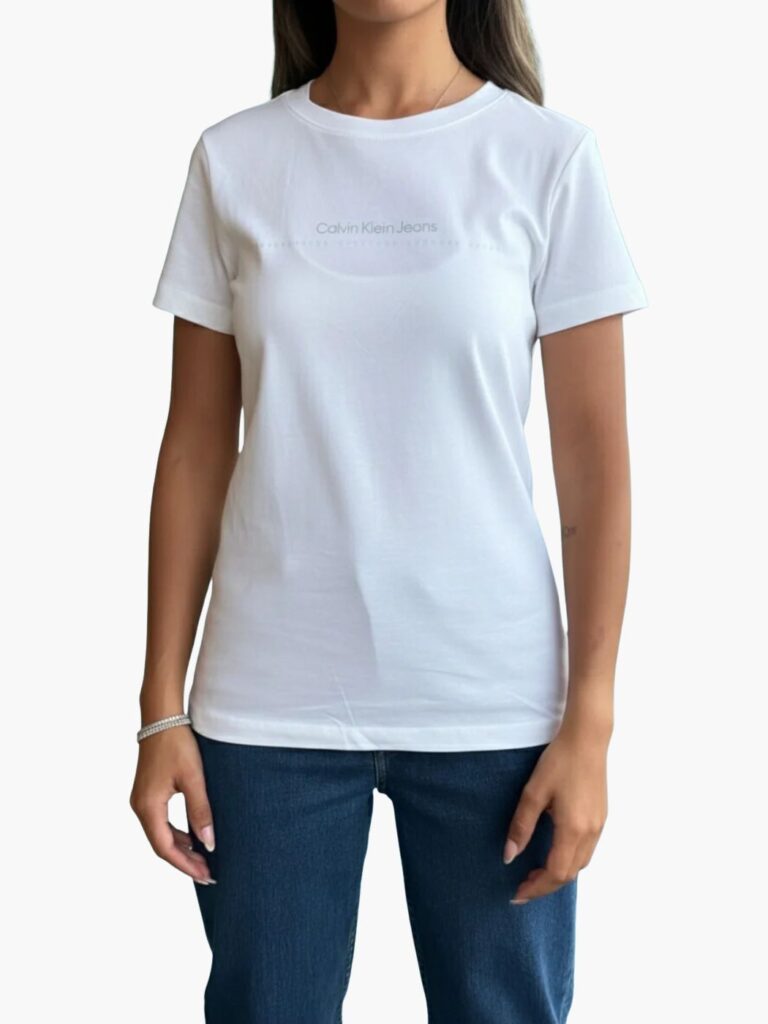 קלווין קליין טישרט לבנה עם כיתוב כסוף