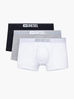 מארז שלישיית תחתוני בוקסר דיזל (Diesel) לגבר בצבעים שחור, אפור ולבן, עם גומי מותן ממותג ולוגו DIESEL במרכז.