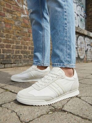 טומי הילפיגר סניקרס בצבע לבן פס לוגו