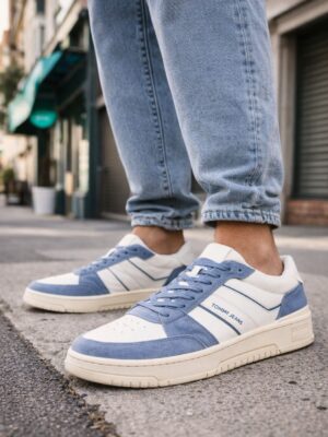 טומי הילפיגר סניקרס בגווני לבן ותכלת בעיצוב רטרו מודרני