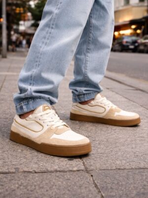 סניקרס בגווני לבן וחול של BALR