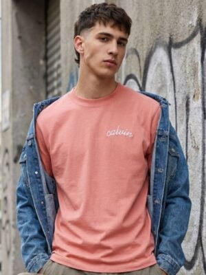 קלווין קליין חולצת טי בצבע אפרסק עם לוגו עדין רקום