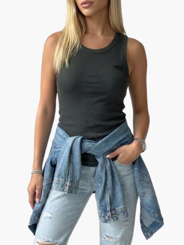 גופיה שחורה של דיזל במבצע