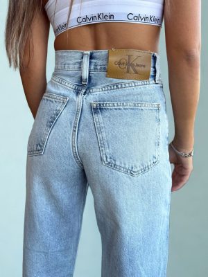 ג׳ינס נשים Calvin Klein בגזרה רחבה ושטיפה בהירה