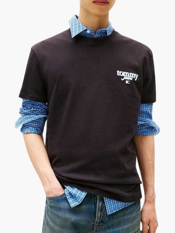 טישירט שחורה של טומי הילפיגר לגברים עם לוגו בחזה