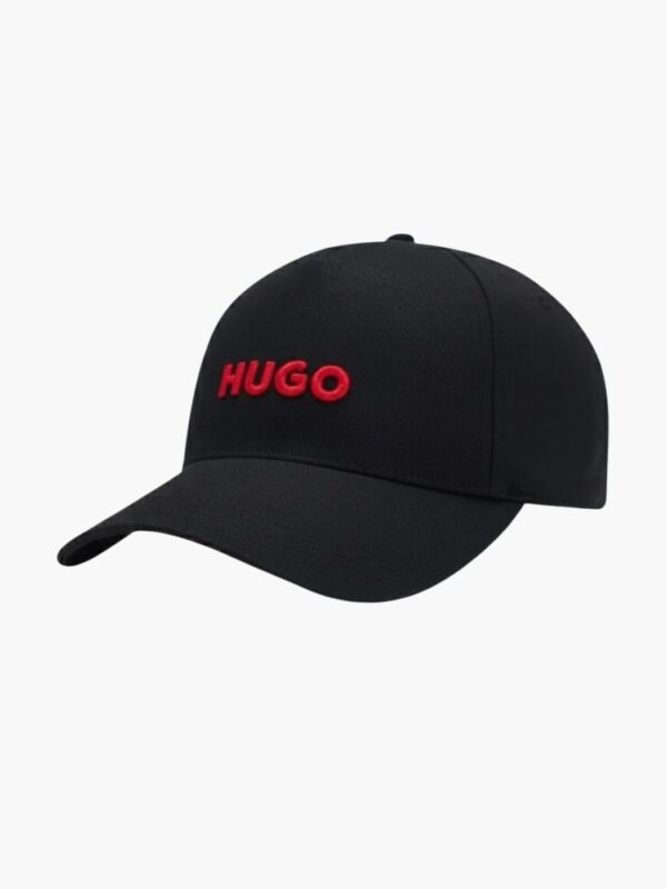 הוגו בוס כובע שחור עם לוגו אדום רקום מקדימה
