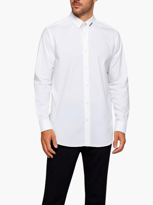 הוגו חולצה לבנה מכופתרת עם לוגו מתכתי על הצווארון