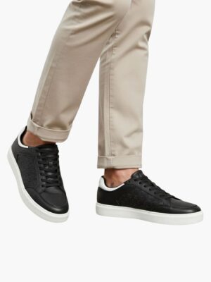 קלווין קליין שחורות עם דוגמת מונוגרם CK ועיצוב נקי