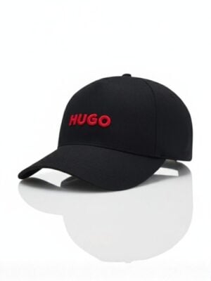 הוגו בוס כובע שחור עם לוגו אדום רקום מקדימה