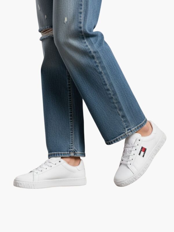 טומי הילפיגר סניקרס לבנות עם לוגו צד וסוליה ממותגת