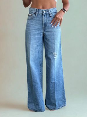 ג'ינס נשים קלווין קליין בגזרת Wide Leg עם קרע קל בצבע כחול בהיר
