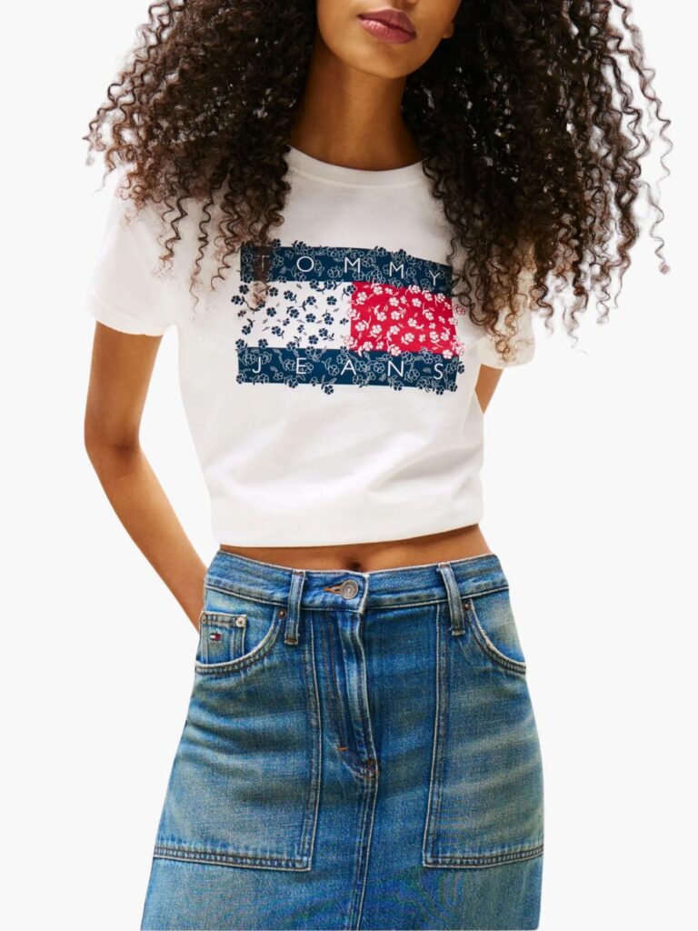 טומי חולצה לבנה עם הדפס לוגו פרחוני בגווני כחול אדום ולבן